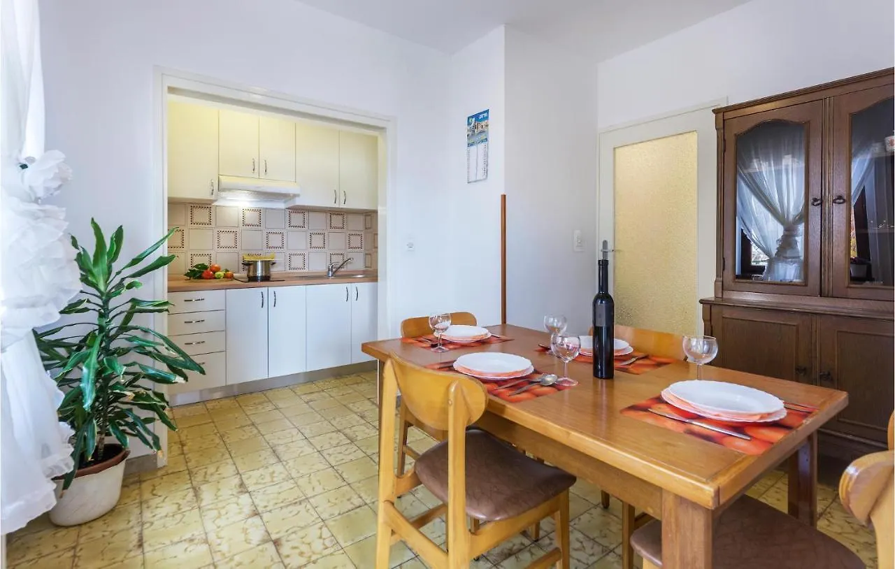 Stunning Apartment In Umag With Kitchen